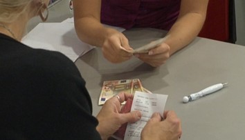 Nebankovky mali byť minulosťou. Ľudia však stále padajú do siete úžery