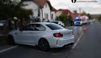 FOTO: Nemala vodičák, napriek tomu sadla za volant. Žena (20) nabúrala do zaparkovaného auta
