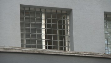 Muž, ktorého našli mŕtveho v cele v Bratislave, bol podozrivý z týrania. Údajne ho udusil spoluväzeň