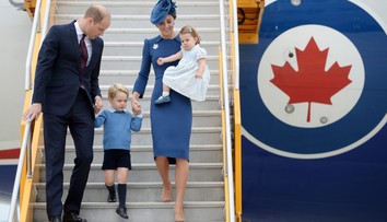 Princ George so sestričkou Charlotte prvýkrát v Kanade. Privítal ich premiér
