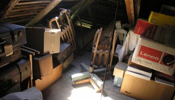 V kufri odloženom v sklade na okraji mesta našli pozostatky dvoch detí. Matka sa po rokoch priznala