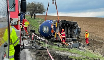 Pri prírodnom prameni Budiš sa prevrátila cisterna s kyselinou. Polícia pre únik mraku uzavrela okolie