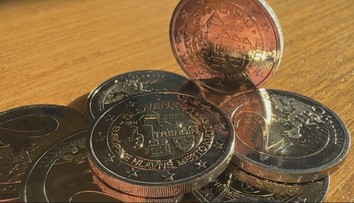 Po novej dvojeurovej minci sa len tak zaprášilo. Ľudia na ňu v mrazoch čakali dlhé hodiny