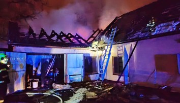 Vytiahli ich z horiaceho domu. Policajti riskovali vlastné životy, aby zachránili babku s vnukom