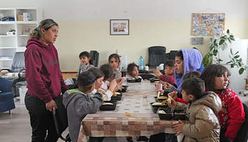 Zhorel jeden dom a 42 ľudí, z toho vyše 30 detí, ostalo bez strechy nad hlavou