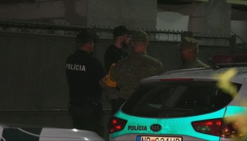 Ulicu v obci pri Nitre strážia od víkendu policajti. Rodiny si vykrikujú, že na seba zaútočia mačetami