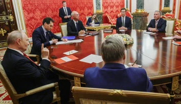 Putin začal rokovať s americkými vyslancami o ukončení vojny na Ukrajine