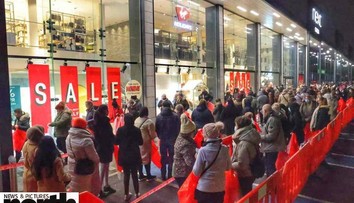 Povianočný ošiaľ v Británii. Od štvrtej rána čakali ľudia pred obchodmi v 500-metrových radoch