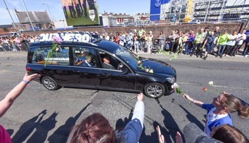 Si náš hrdina a bojovník. Ľudia sa naposledy prišli rozlúčiť s Alfie Evansom