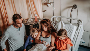 Fotka, ktorá pobúrila internet. Rodičia a dcéry sa po potrate vyfotili s mŕtvou sestrou