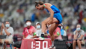 VIDEO: Jeden z najsilnejších momentov OH. Tuhý boj o zlato súperi vyriešili nečakaným spôsobom