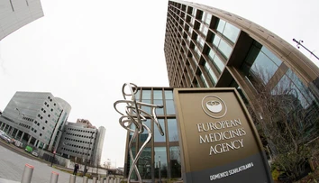 Európska lieková agentúra odporučila na schválenie tri lieky proti koronavírusu