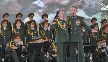 Rusi zúria. Časopis Charlie Hebdo si robí žarty z tragédie Alexandrovovcov