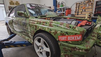 Slovenská vojačka za volantom špeciálu aj driftového auta: Takto búra mužské stereotypy