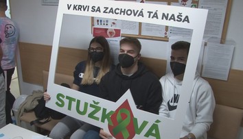 Pre zákaz hromadných podujatí si študenti zorganizovali netradičnú stužkovú v nemocnici