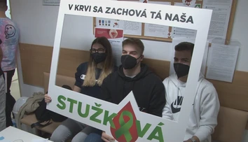 Pre zákaz hromadných podujatí si študenti zorganizovali netradičnú stužkovú v nemocnici