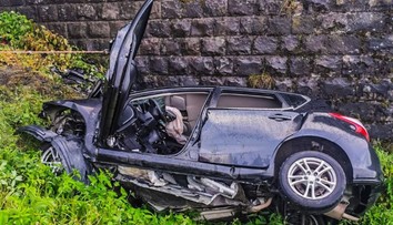 Tragická nehoda na východe: Auto narazilo do betónového piliera a následne sa vznietilo