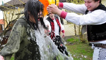 OBRAZOM: Toto sú aj vaše fotografie šibačky a oblievačky