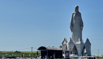 VIDEO: V Poľsku vysvätili najvyššiu sochu Panny Márie v Európe. Prekonala aj Krista v Riu