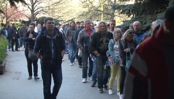 Ľudia stoja v radoch aj celý deň. Dopravné inšpektoráty nestíhajú