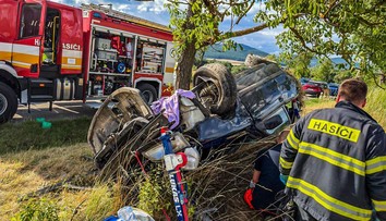 Mladý vodič nezvládol zákrutu. V aute viezol dvoch 15-ročných, jedného vážne zranil