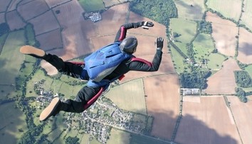 Parašutista dopadol na Letnej v Prahe medzi divákov - viacero zranených