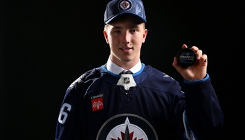 Výrazne prispel k titulu majstra sveta, bol elitným centrom Švédska. Obrovský talent podpísal zmluvu v NHL
