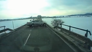 Polícia zverejnila video z nehody, ktorú nikto nenahlásil: Kto pri predbiehaní pochybil?