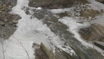 V potoku majú bielu penu už niekoľko dní. Ľudia v dedine sa boja o svoje zdravie