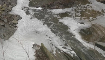 V potoku majú bielu penu už niekoľko dní. Ľudia v dedine sa boja o svoje zdravie