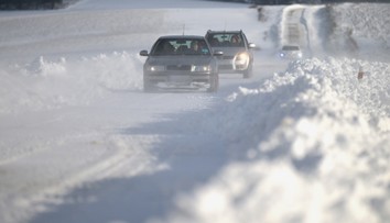 Vlaková doprava je už plne prejazdná. Na mnohých miestach komplikujú situáciu na cestách snehové jazyky