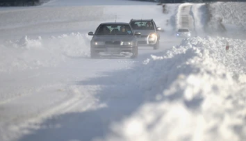 Vlaková doprava je už plne prejazdná. Na mnohých miestach komplikujú situáciu na cestách snehové jazyky
