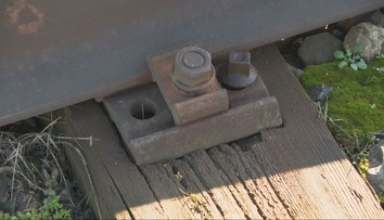 Časovaná bomba na Záhorí? Na železničnej trati sú popraskané staré podvaly, skrutky chýbajú alebo sú uvoľnené