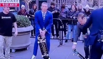 Nevydarený trik na skateboarde sa skončil úderom do rozkroku. Klip so šéfom Pentagónu baví sociálne siete