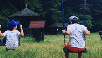 Prvá fotka detí Very Wisterovej po únose. Na zábere sú s otcom