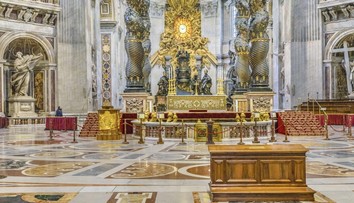 VIDEO: Svätú stolicu pobúrilo znesvätenia Baziliky s. Petra. Muž močil na oltár, pri ktorom pápež slávi omšu