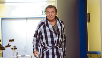 Karla Gotta vraj v piatok neoperovali. Museli to presunúť