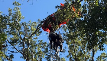 Tandemový zoskok sa skončil tragédiou. Inštruktor sa oddelil od klienta a zomrel po páde do lesa