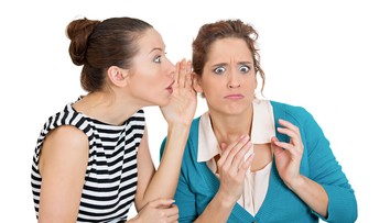 Klebety v práci vás môžu stáť miesto