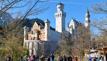 Americký turista chcel pri zámku v Nemecku sexuálne obťažovať dve ženy, potom ich zhodil z mosta. Jedna z nich neprežila