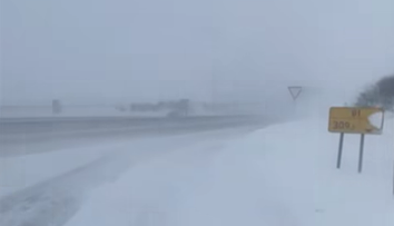 Biela tma na D1 a veľmi silný vietor. Polícia varuje vodičov naprieč Slovenskom