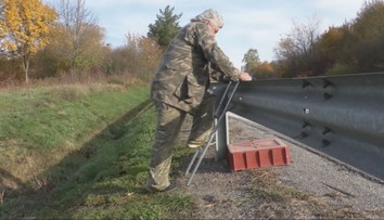 Dôchodca z Prievidze sa nevie komfortne dostať domov. Cestári mu pri pozemku osadili zvodidlá
