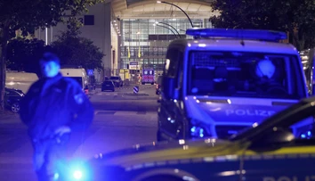 Streľba v továrni si vyžiadala dvoch mŕtvych. Po útočníkovi pátra vyše 20 policajných áut