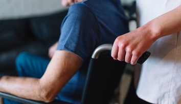 „Už ani nevyzeral ako človek.“ V domove dôchodcov zomrel klient, nikto si to celé dni nevšimol. Objavila ho až neter