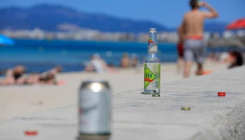 Zákazy v dovolenkovom raji. Ak si otvoríte pivo na pláži mimo určených miest, hrozí vám mastná pokuta