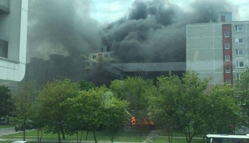 V Petržalke horeli smetiaky. Ľudia ratovali autá (video)