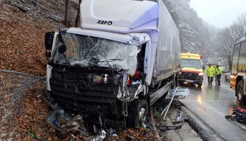 FOTO: Nehoda pod Strečnom paralyzovala dopravu. Cesta bola uzavretá v oboch smeroch