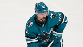 Najlepší obranca minulej sezóny NHL už má nový klub. Do veľkej výmeny boli zapojené tri tímy