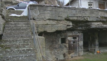 Slovenský unikát. Dedina vytesaná do skaly v zime hreje a v lete chladí