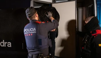 VIDEO: Číňan v Barcelone spacifikoval zlodeja nekompromisným chmatom. Príchod polície bol preňho vykúpením